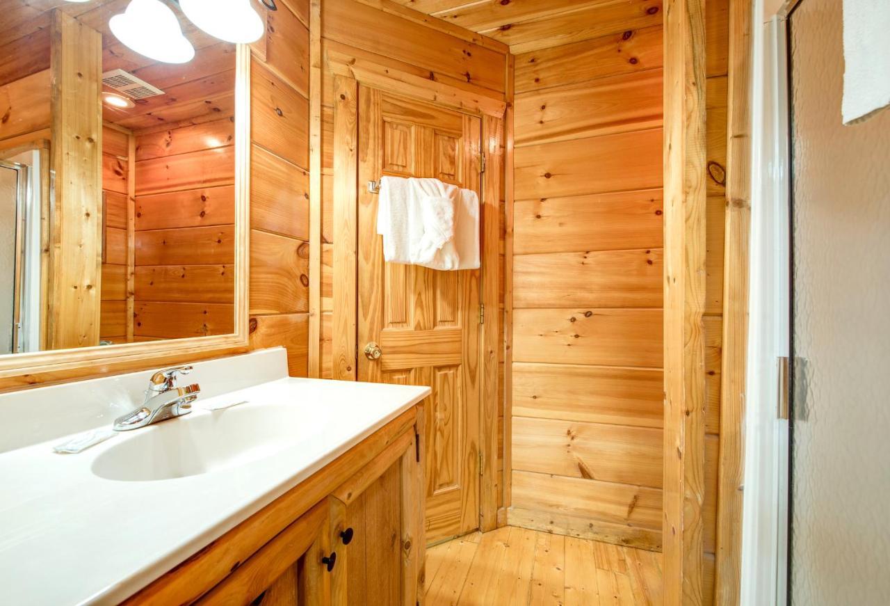 Cabin Of Dreams, 3 Bedroom Water View, Wifi, Hot Tub, Pool Table, Sleep 8 Sevierville Exterior photo